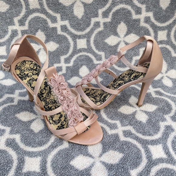 Sexy in the City Style Satin Rose Strappy Heels Size 7.5 - Picture 2 of 4